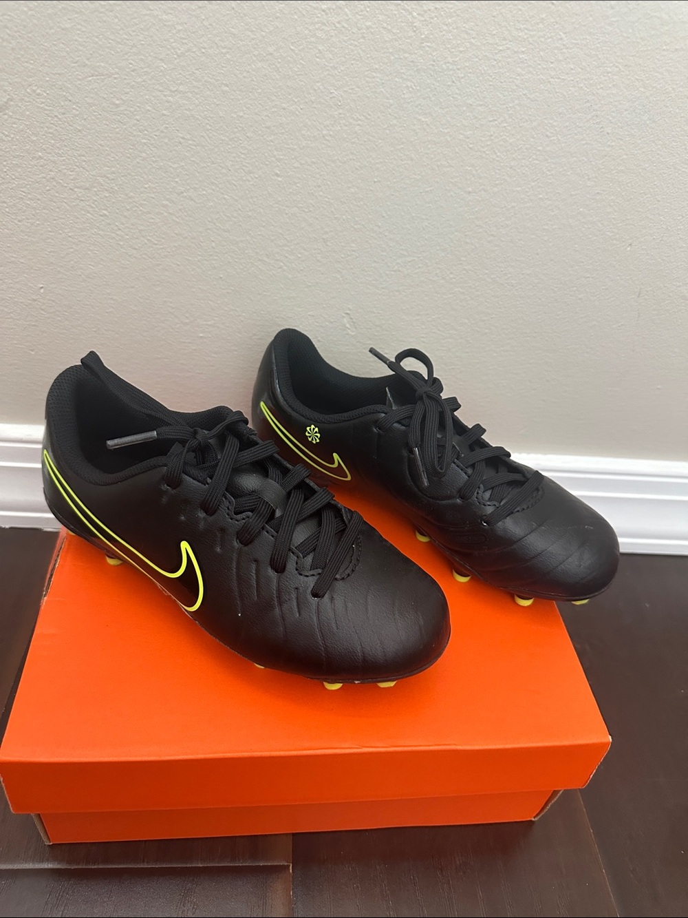 Nike Kids' Tiempo Legend 10 Club FG Soccer Cleats